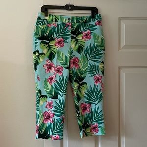 Chicos size 0.5 printed crop pants